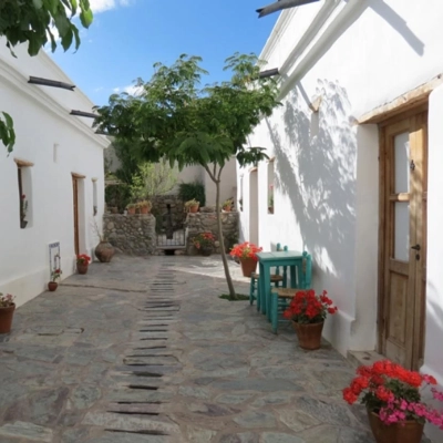 La cour de l'hosteria Villa Cardon à Cachi en Argentine