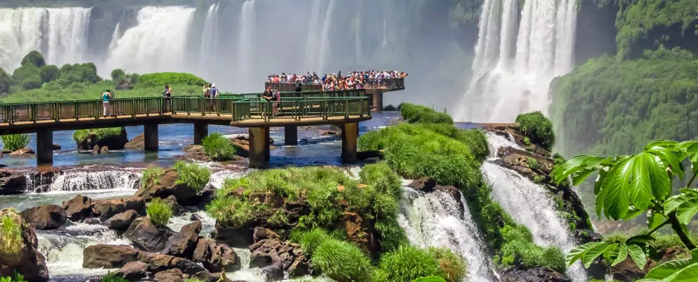 Touristes amassés au bout de la passerelle pour admirer les chutes d'Iguazu