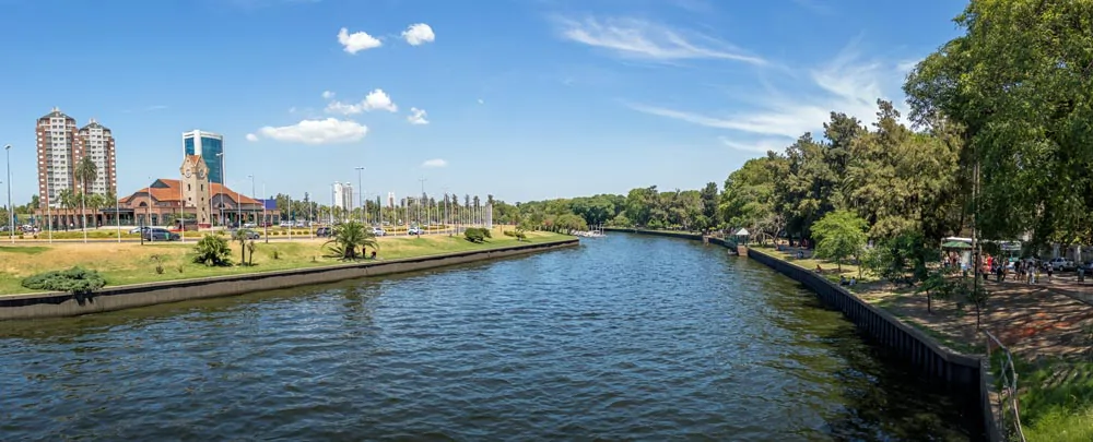 Vue panoramique sur la rivière et la gare de Tigre en Argentine 