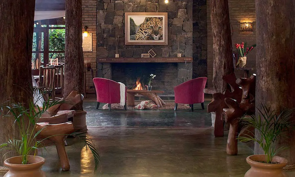 Salon de l’hôtel La Aldea de la Selva Lodge à Puerto Iguazu en Argentine 