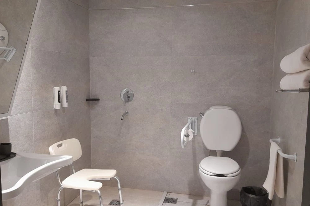 Salle de bains d’une chambre pour personne à mobilité réduite de l’hôtel O2 Iguazu