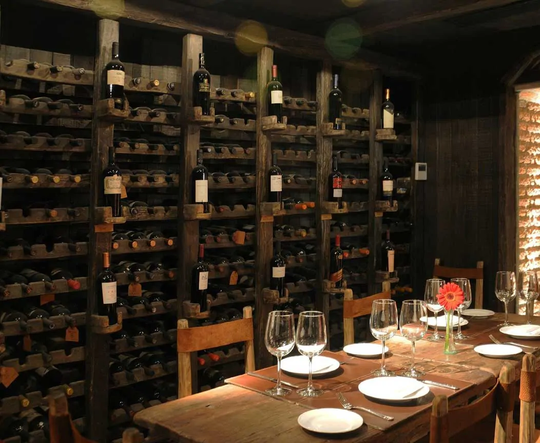 Dégustation dans la cave à vins de l’hotel Huentala à Mendoza en Argentine