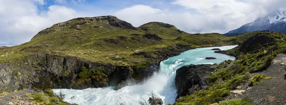 Rivière et chutes d'eau Salto Grande dans le parc national chilien Torres del Paine