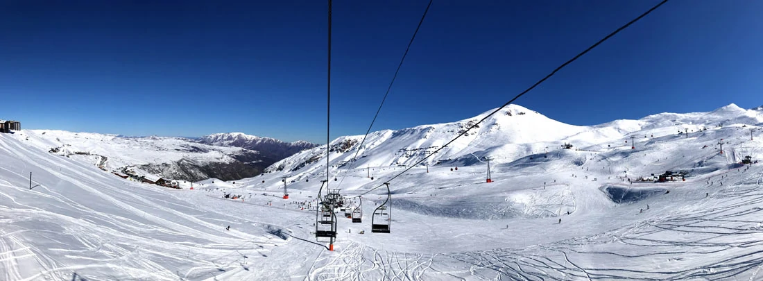 Vue panoramique de la station de ski Valle Nevado, à 45 km de Santiago au Chili