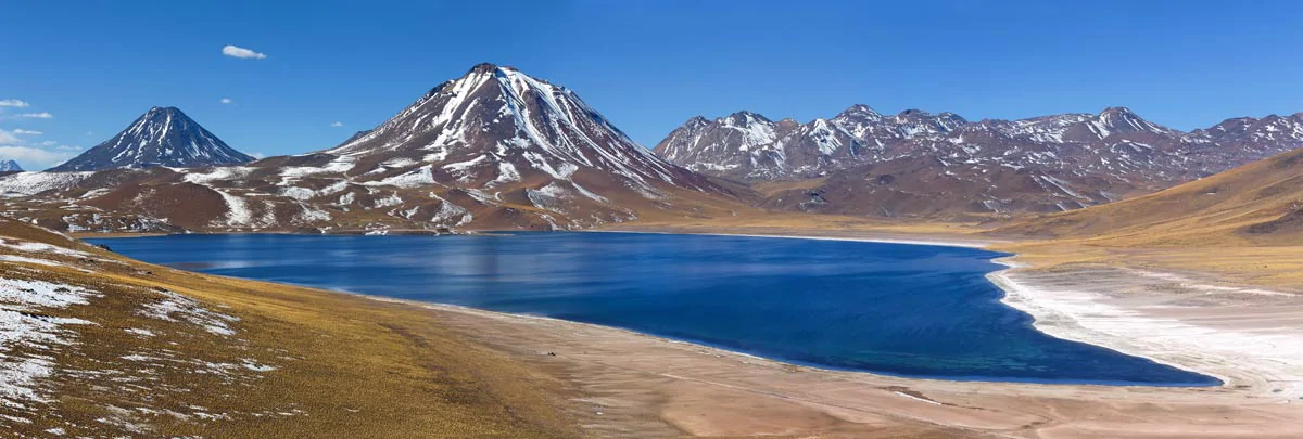 La lagune Miscanti dans le désert d'Atacama au Chili