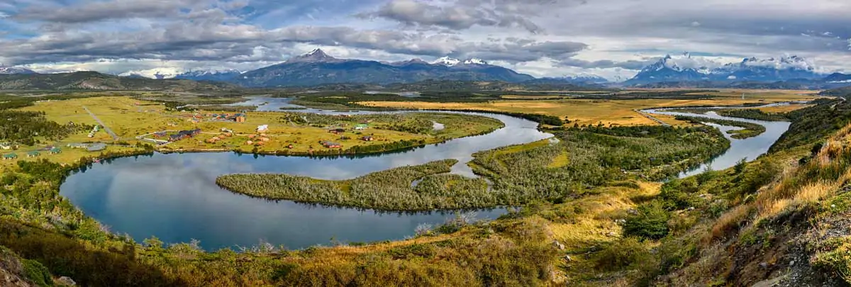 Vue panoramique du Mirador Rio Serrano au Chili