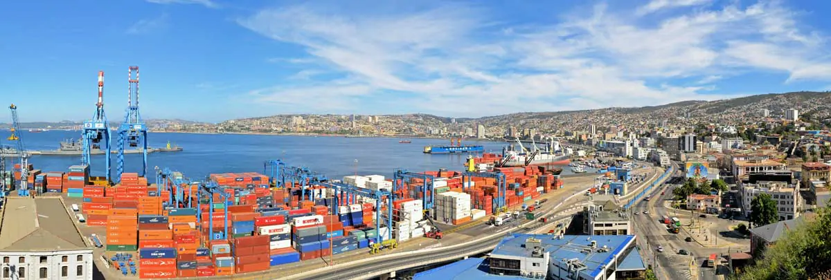 Vue panoramique sur le port de Valparaiso dans le Centre du Chili