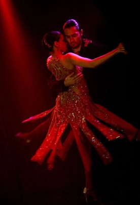 Danseurs de tango sous une lumière rouge 