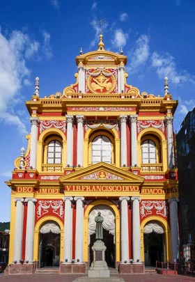 L'église colorée San Francisco de Salta 