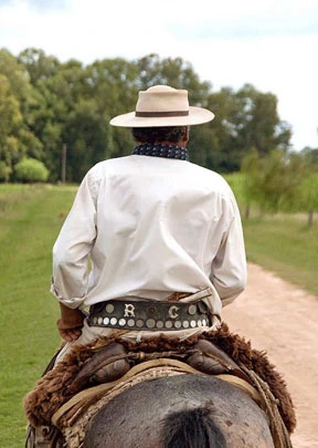 Un gaucho avec un chapeau traditionnel en balade à cheval 