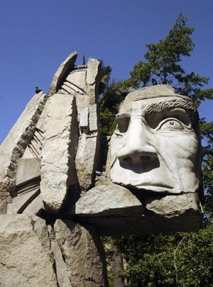 Sculpture Mapuche sur la plaza de Armas à Santiago au Chili