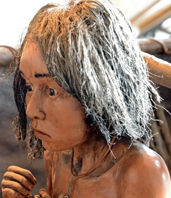 Sculpture du visage d'un jeune indien dans le musée Yamana à Ushuaïa