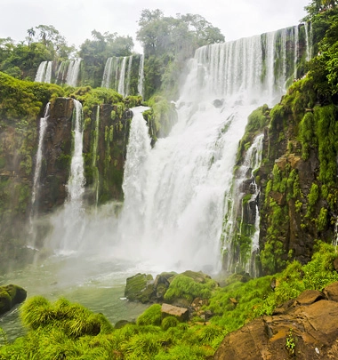 La chute Salto Bossetti dans le brouillard du parc d'Iguazu