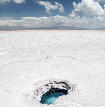 L'épaisse croûte de sel du Salar de Salinas Grandes dans la province de Jujuy en Argentine