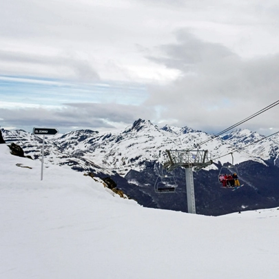 Une piste de ski du Cerro Castor avec ses remontées mécaniques près de Ushuaïa en Argentine
