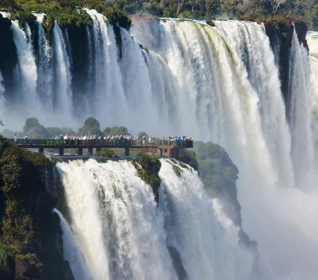 Vue sur les chutes d'Iguazu depuis une passerelle du parc