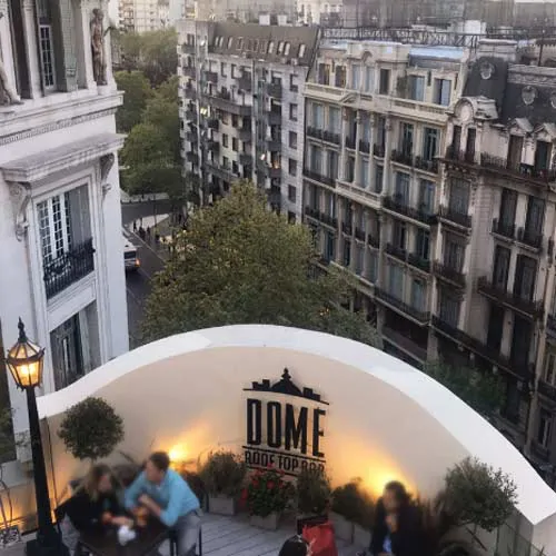 Dome Bar sur le rooftop au 6ème étage de l’hotel Tango de Mayo à Buenos Aires en Argentine 