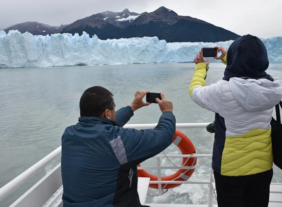 Des touristes photographient le Perito Moreno