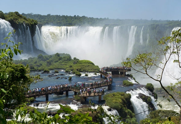 La gorge du Diable et la grande passerelle des chutes d'Iguazu
