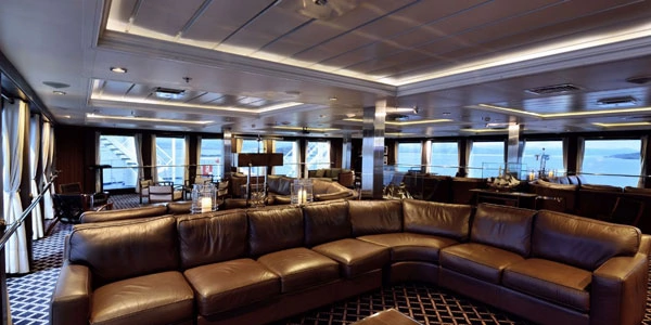 Le salon et les fenêtres panoramiques du bateau Ventus Australis