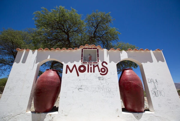 Mur blanc indiquant l'entrée du village de Molinos en Argentine