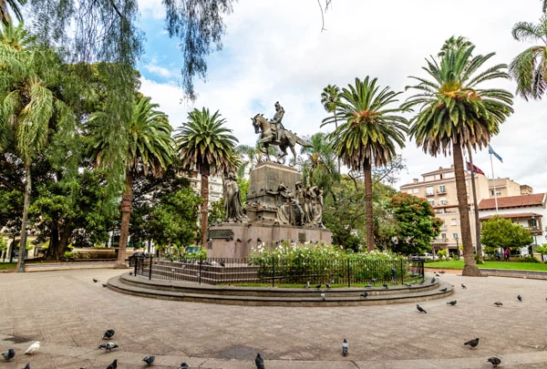 Statue du général Güemes sur la place du 9 Juillet à Salta en Argentine