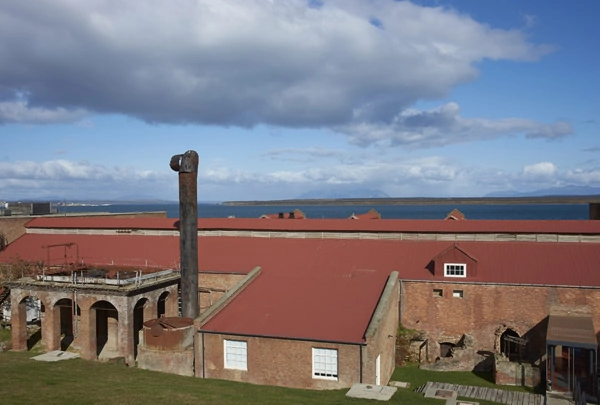 Bâtiments historiques d'une usine de réfrigération de viande transformée en hôtel à Puerto Natales