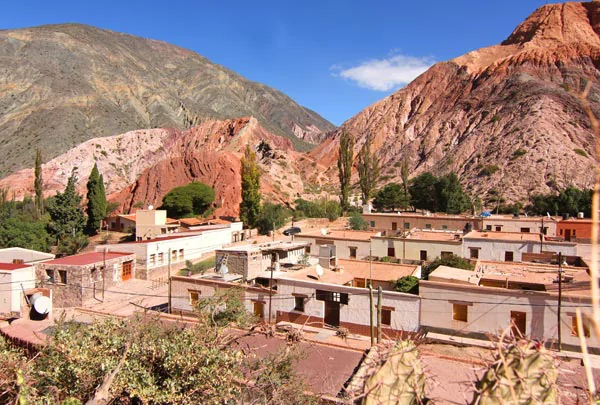 Le petit village de Purmamarca au cœur de la montagne aux 7 couleurs au nord-ouest de l'Argentine