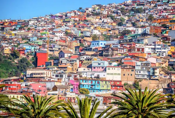 Maisons colorées sur une colline de Valparaiso au Chili