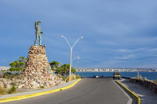 Monument Tehuelche surplombant la plage de Puerto Madryn en Argentine
