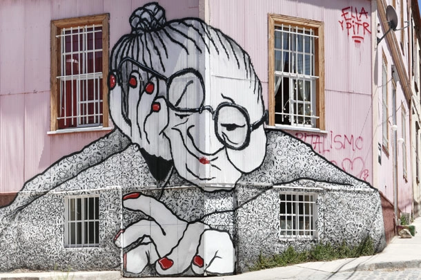 Street art sur les murs d'une façade d'immeuble de Valparaiso au Chili