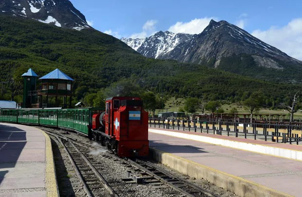 La voie de chemin de fer du train du bout du monde à Ushuaïa 