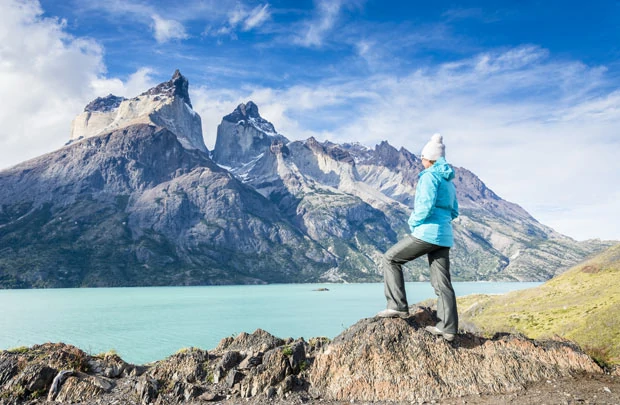 Un randonneur observe les Cuernos du Parc National Torres del Paine au Chili