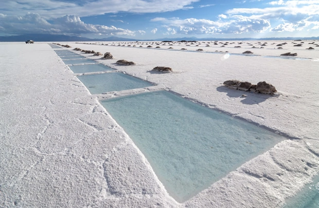 Piscines d'extraction de minerai de sel creusées dans les Grandes Salines de l'Altiplano en Argentine