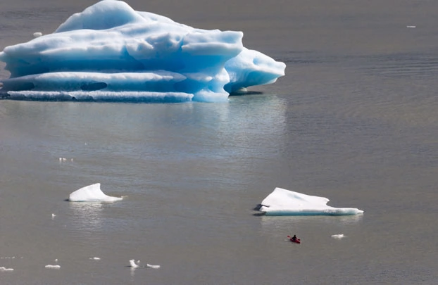 Un kayak au cœur des icebergs du Perito Moreno