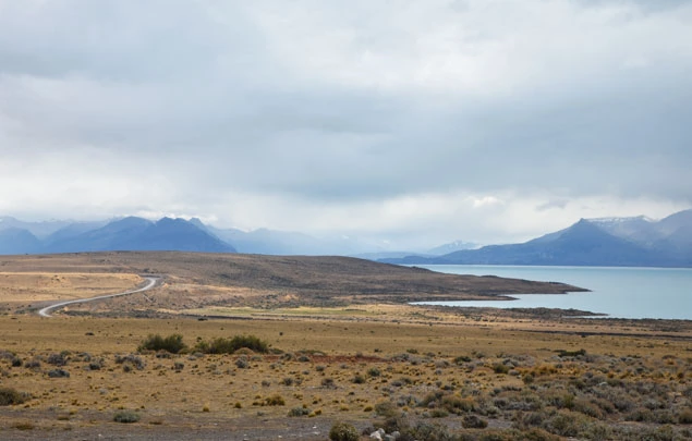 Route sinueuse devant le Lac Argentin 