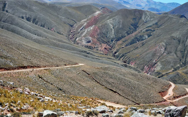 Courbes sinueuses de la Cuesta del Obispo dans les vallées Calchaquies en Argentine