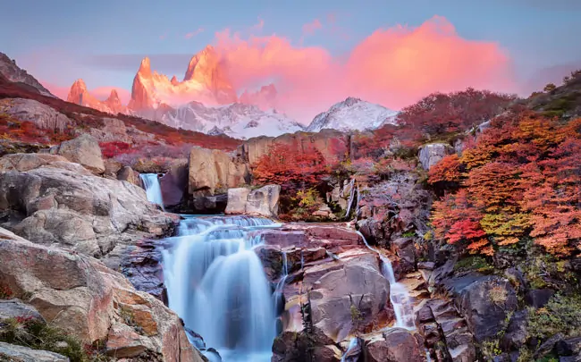 L'incroyable Cerro Chalten à l'aube rose dans le parc national des glaciers