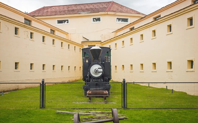Le musée du Bagne d'Ushuaia en Argentine exposant l'ancien train utilisé pour transporter du bois jusqu'à la prison