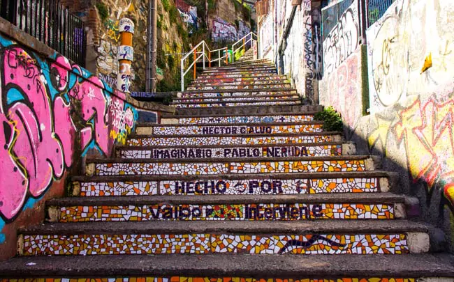 Escaliers tagués sur un Cerro de Valparaiso au Chili