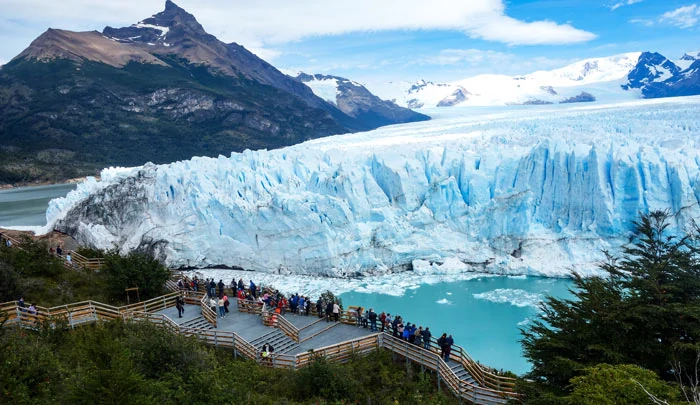 Des touristes admirent les blocs de glace du Perito Moreno depuis les passerelles