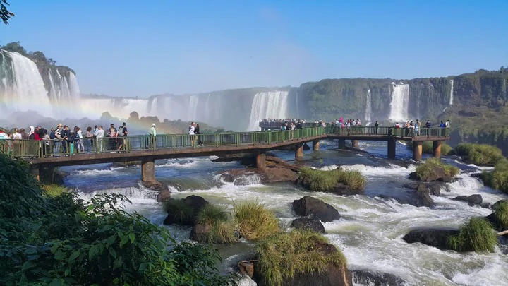 De nombreux touristes admirant les Chutes d'Iguazu depuis la passerelle