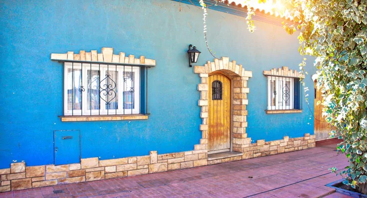 Une maison peinte en bleu dans la ville de Mendoza en Argentine
