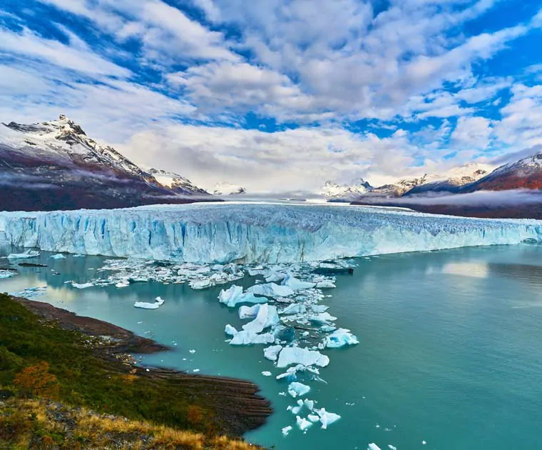 Le Perito Moreno et ses blocs de glace dérivant dans le Lago Argentino 