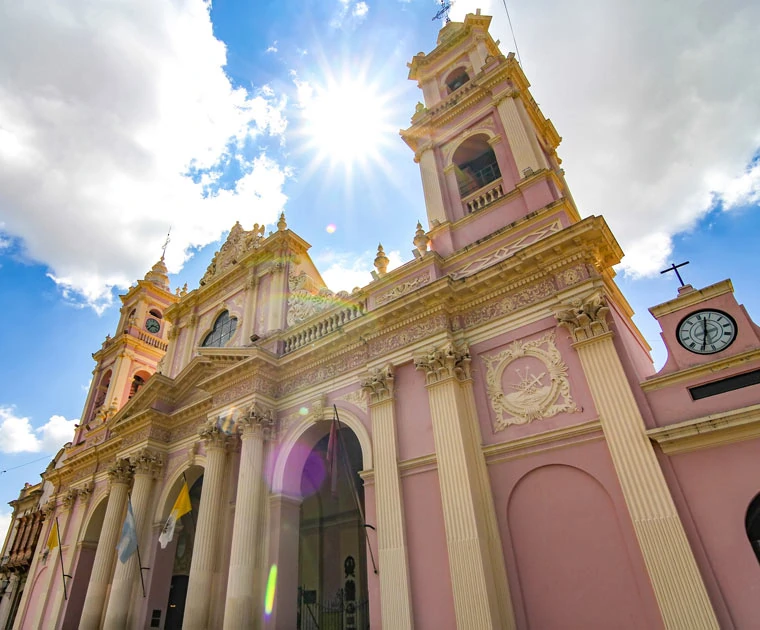 La cathédrale aux tons doré et rose de Salta