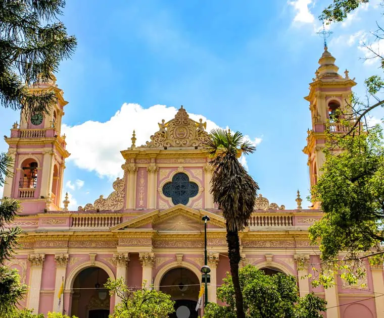 La cathédrale baroque de Salta 