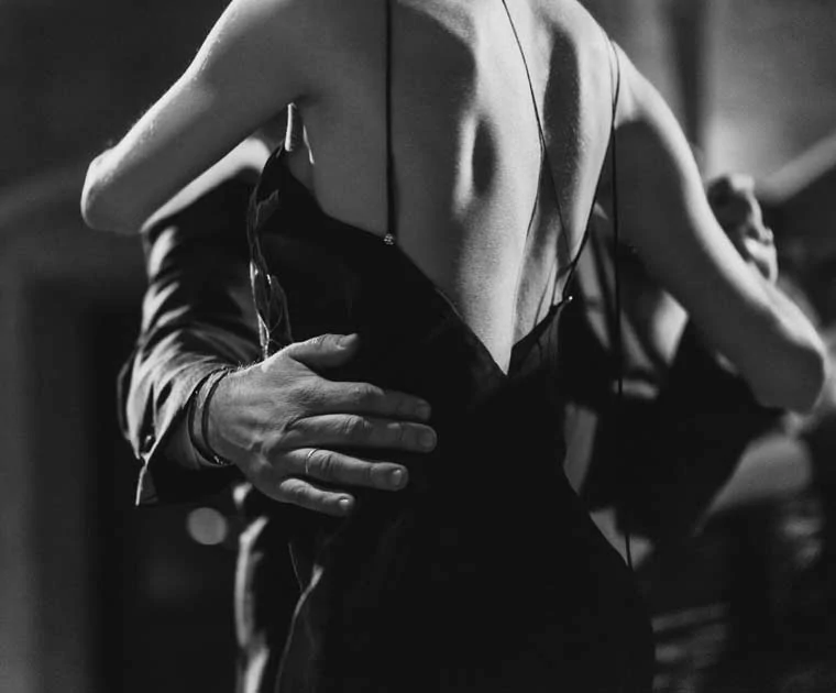 Un couple dansant le tango en noir et blanc 