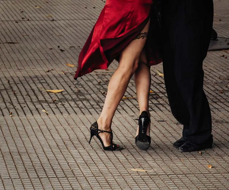 Un couple dansant le tango dans la rue à Buenos Aires