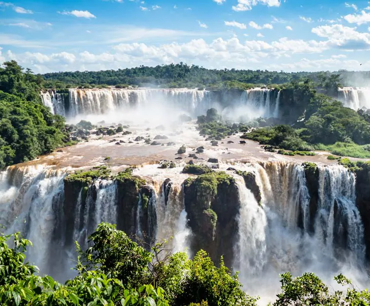 Vue sur la végétation luxuriante des cascades d'Iguazu
