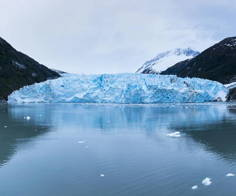 Le glacier chilien Garibaldi et la cordillère Darwin